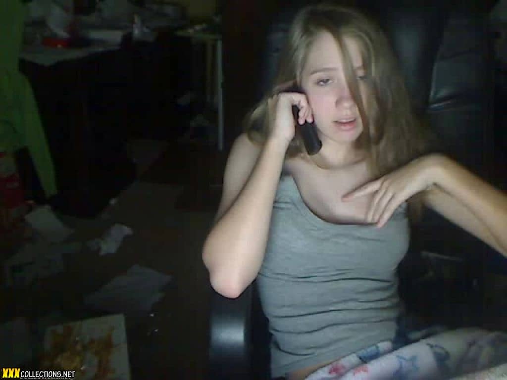 Молодая домохозяйка перед вебкамерой раздевшись мастурбирует дырку
