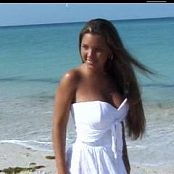 克里斯蒂娜模特在海滩上的白色连衣裙视频