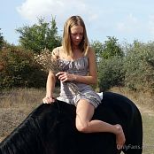 Pellegrina Jessy & Il set di immagini del cavallo nero & Video HD 001