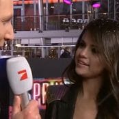 Selena Gomez 2013 02 19 บทสัมภาษณ์กับ Selena Gomez ในการแสดงรอบปฐมทัศน์ของ Spring Breakers ใน Berlin Germany Video 250320 mp4 