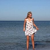 灰姑娘故事粉红兔在沙滩上的乐趣视频 005 051022 MP4 