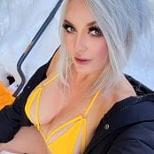 Jessica Nigri OnlyFans Yellow Bikini Snow Shovel 009