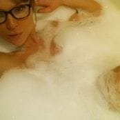 Madden Tub With Glasses Selfies 002D51Uz
