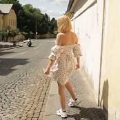 BralessForever 2025 06 24 Chloe Barefoot Chloe Video 300725.mp4 snapshot 14.38 [2025.08.08 07.45.00]