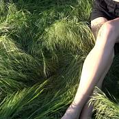 Girls Hunters of Beauty In The Grass 4K UHD Vidoe 200925.mp4 snapshot 01.38 [2025.09.20 00.08.17]