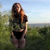 Girls Hunters of Beauty In The Grass 4K UHD Vidoe 200925.mp4 snapshot 02.38 [2025.09.20 00.08.17]