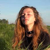 Girls Hunters of Beauty In The Grass 4K UHD Vidoe 200925.mp4 snapshot 04.09 [2025.09.20 00.08.19]