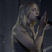 Tate McRae Dear God Live Saturday.Night.Live.S50E14 2160p Video 021025.mkv snapshot 02.02 [2025.10.03 18.37.50]